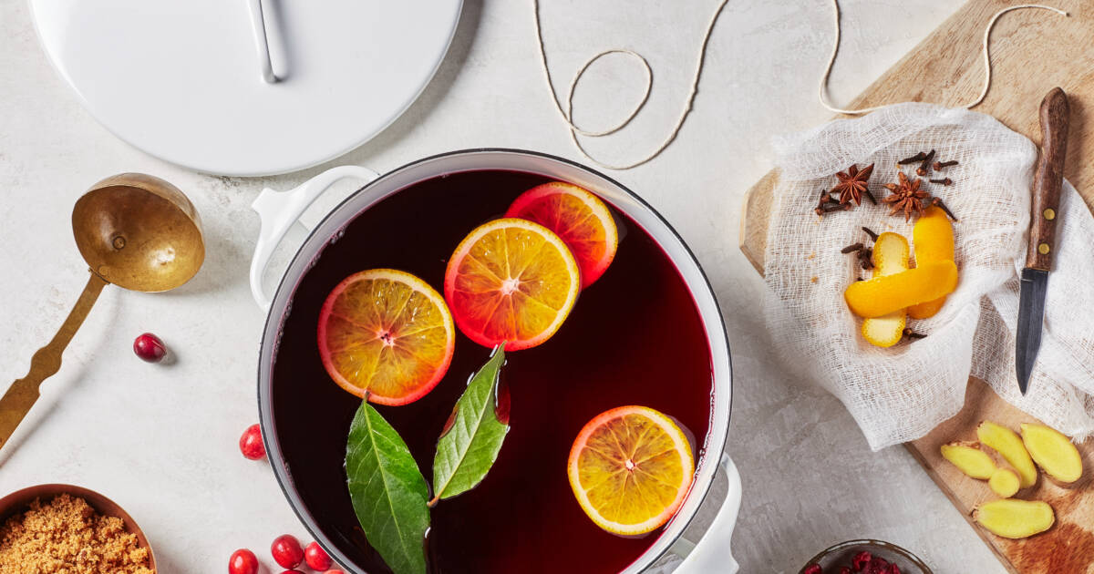Mulled Wine with Cinnamon Brown Sugar Rimmer - Redpath Sugar Ltd.