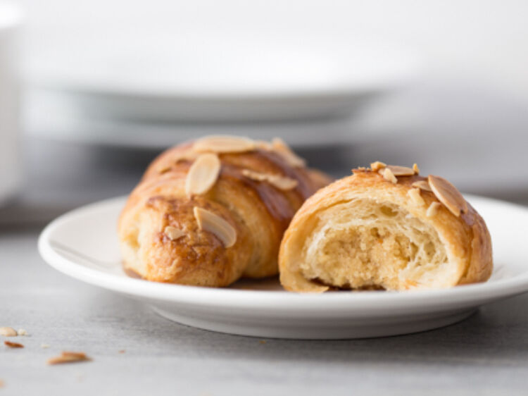 Almond Croissants landscape hero web 1