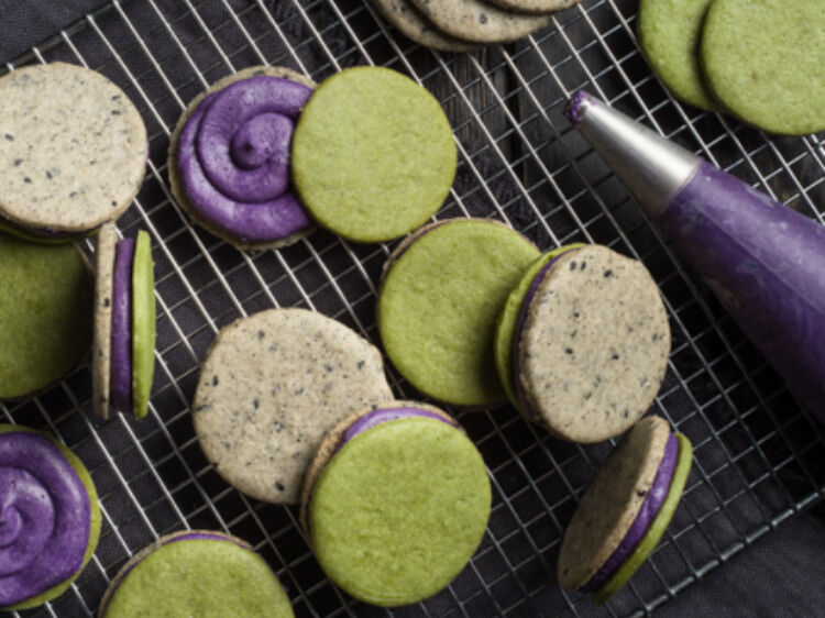 Halloween Sandwich Cookies landscape hero web 12028229