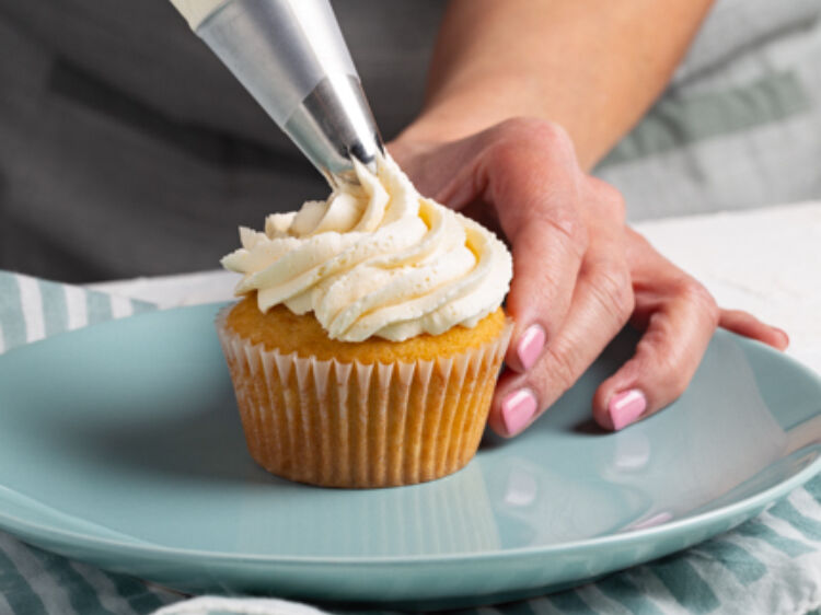 Vanilla Cupcakes hero web 22028229