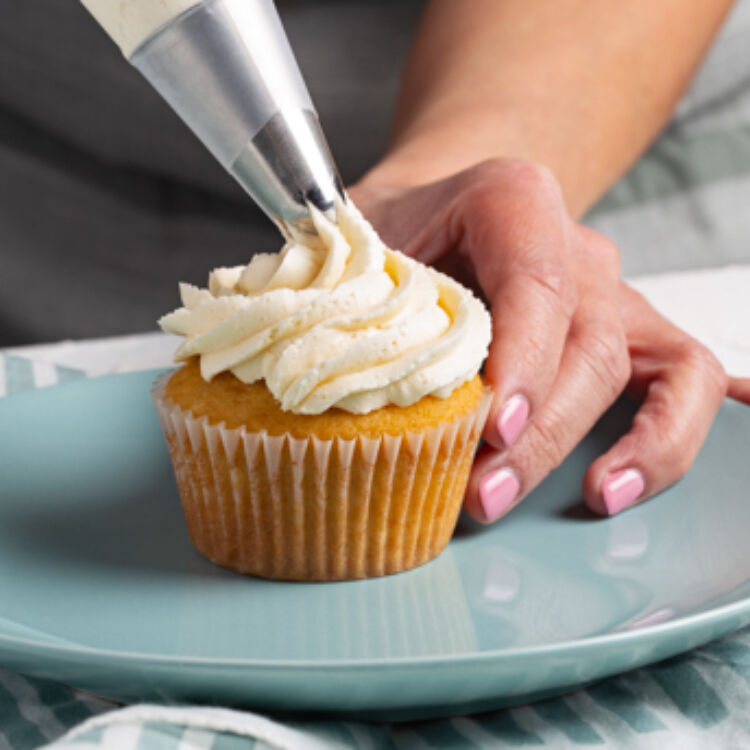 Vanilla Cupcakes hero web 22028229