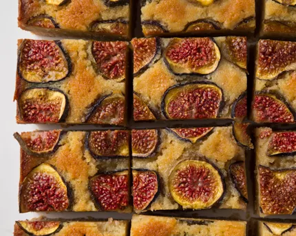 Almond and fig dessert squares cut into pieces