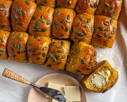 Pumpkin spice dinner rolls with butter