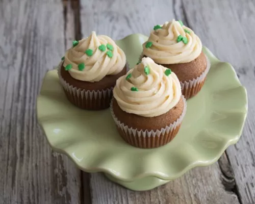 Stout cupcakes on a green plate