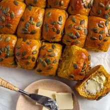 Pumpkin spice dinner rolls with butter