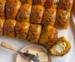 Pumpkin spice dinner rolls with butter