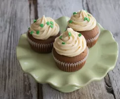 Stout cupcakes on a green plate